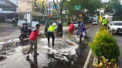 Polisi dan PMK Kota Malang Bersihkan Tumpahan Solar, Lalulintas di Jalan S Parman Kembali Lancar