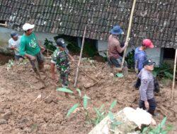 Tanggap Bencana, Babinsa Koramil 0801/05 Nawangan Gotong Royong Evakuasi Material Longsor
