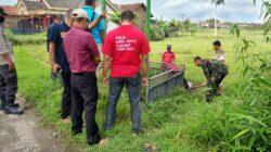Bersama Warga, Serda Irfan Kerja Bakti Bersihkan Saluran Air