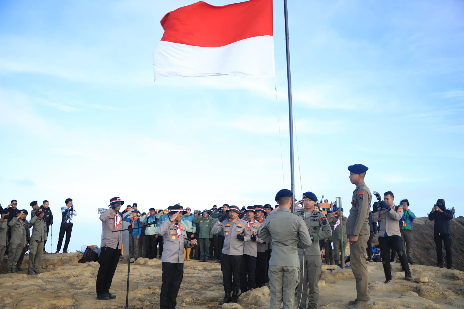 Pengibaran Bendera di Puncak Ciremai